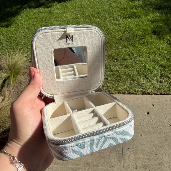 NWT Milly Blue and White Patterned Jewelry Case - Picture 4 of 6